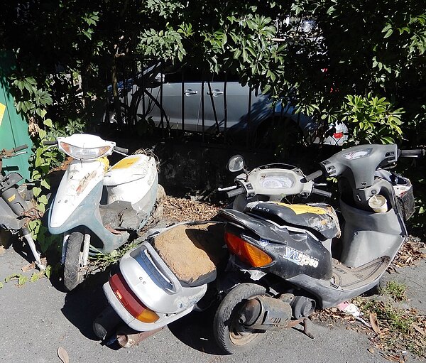 廢棄汽機車佔用街道兩側形同路霸，對市容環境觀瞻及用路人權益的影響很大。圖／台東縣政府提供