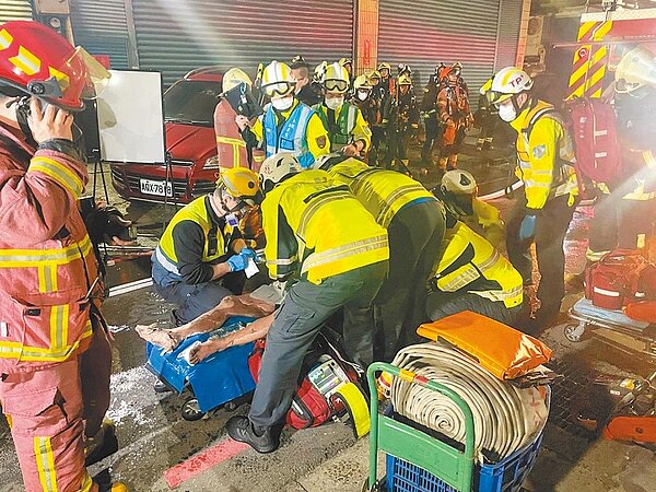 三重某公寓頂樓加蓋建築物,1日傳出火警,警消撲滅火勢後,於浴室內救出52歲租客呂女,經緊急送往醫院急救後傷重不治。(翻攝照片/戴上容新北傳真)