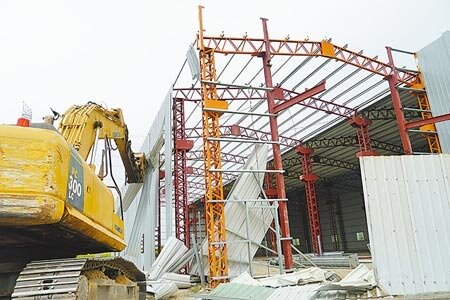 圖為台中市都發局強制拆除一處農地鐵皮違建。(本報資料照片)