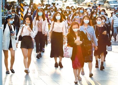 攸關勞工退休金的勞動基金,受到全球通膨引起升息壓力,1月份勞動基金投資大虧1095億。圖為下班時刻的上班族。(本報資料照片)