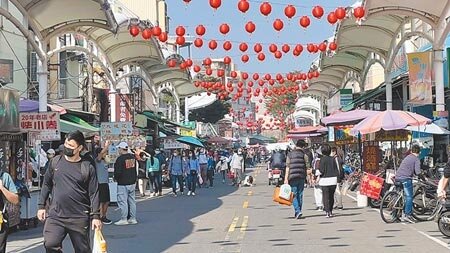 高雄市旗津歷經疫情衝擊,生意雪崩式下跌後,228連假人潮有回溫現象。(本報資料照片)