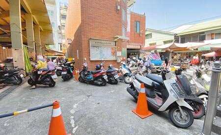 嘉義市公有永和市場重新委外經營,民眾停放機車塞爆攤位區周邊。(廖素慧攝)