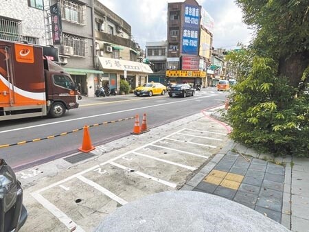 桃園市八德北景雲計畫內有停車彎長期遭民眾占用，為杜絕占用情形，改畫設公車專用格及停車格，停車費用採累進費率。（陳夢茹攝）