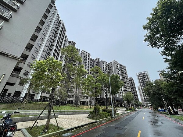 楊梅區近三年新電梯大樓漲幅14％，成交均價來到17萬，中古大樓成交均價自108年的9.8萬元成長至110年的12萬，成長幅度約2成5。圖／東森房屋提供