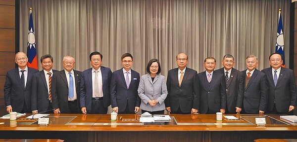 蔡英文總統接見「八大工商團體理事長」。面對近來外界關注的俄烏情勢發展,蔡英文說,政府會持續掌握,並且密切關注國內能源、糧食、物價及股匯市的變化。圖/總統府提供