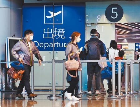 衛福部長陳時中表示,7月後歐美大解封的可能性高,但國內還無法承受如此高的風險,因此台灣解封步調將不與世界同步、會比較慢。圖為在桃機第二航廈的出境大廳內,出國旅客準備通關出境。(本報資料照片)