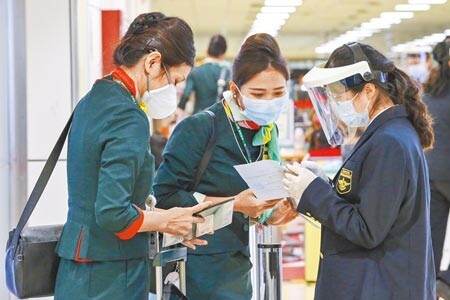 中央流行疫情中心宣布，3月7日起長程航班機組員已完整接種第3劑者，檢疫改為「5+5」。圖中人非新聞當事人。（陳麒全攝）