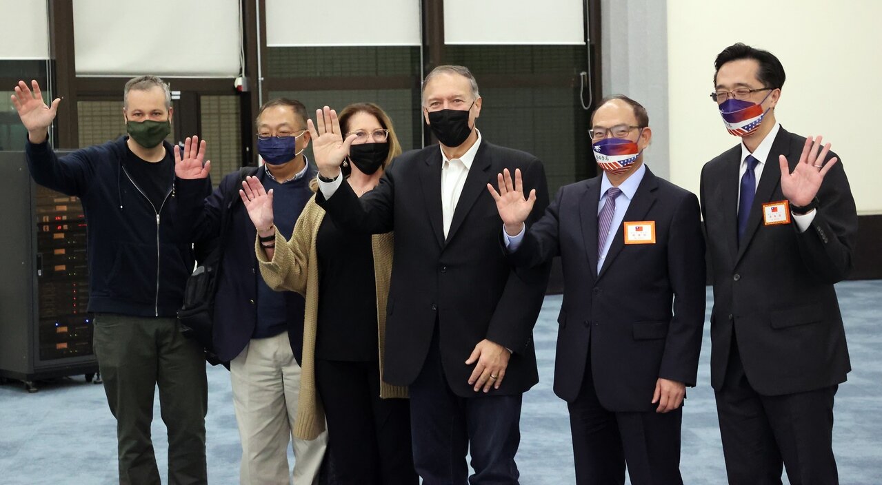 美國前國務卿龐培歐(右三)昨晚抵達桃園機場,夫人蘇珊(左三)、前國務院政策規畫處中國小組組長余茂春(左二)同行;我外交部政務次長曾厚仁(右二)到場接機。記者黃仲明/攝影