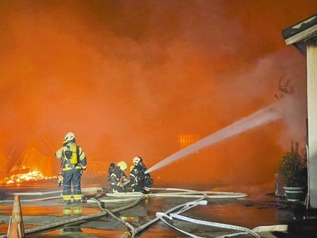 桃園市平鎮區佳鎂工廠火警，35歲藤姓女員工命喪火窟。（呂筱蟬攝）