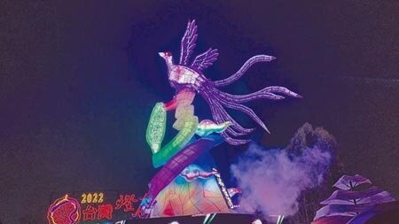 台灣燈會日前圓滿落幕，但位在衛武營的主燈「鳳彩飛舞」，交通部觀光局卻決議移至花東縱谷，消息一出地方炸鍋。（柯宗緯攝）