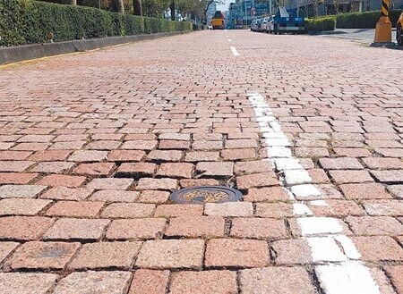 台中市北區國立自然科學博物館與植物園之間跨越的道路，路面高低起伏不平，被形容「地震路」。（張妍溱攝）