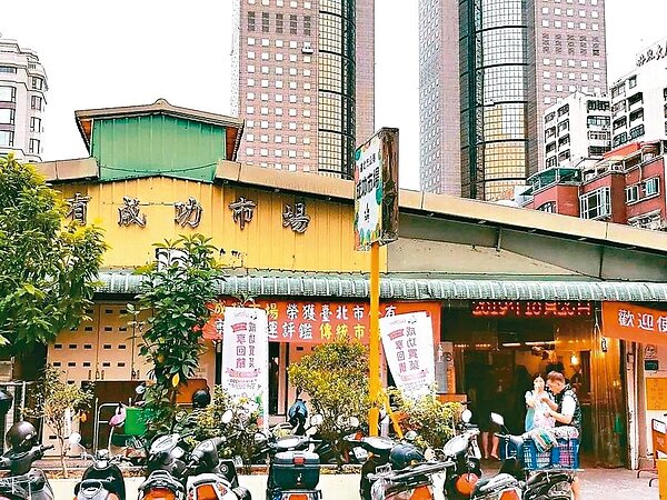 成功市場改建因缺工缺料,承包商想與北市府解約,原本預計2024年重建完工將延宕。 圖/聯合資料照片