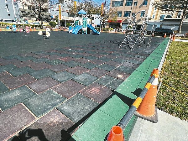 大甲孟春公園地墊老舊,多處翻起不平,議員李榮鴻等人和相關單位會勘。圖/中市議員李榮鴻提供