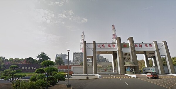 興達電廠開關場事故造成南部停電,北部遇上低頻卸載出現點狀式停電,北部、中部中午前可復電,嘉義以南要等到中午後才能恢復電力。圖/截自Google Maps