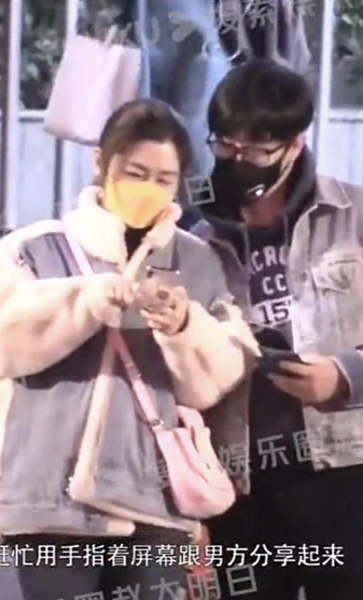 Selina(左)被陸媒拍到與鮮肉男友互動親暱。圖/摘自微博