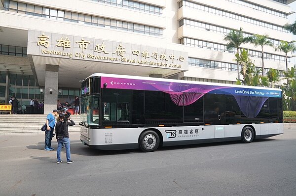 首批「Model T電動巴士」已交付給高雄客運，預計3月16日起行駛「24區」公車路線。圖／高雄市政府提供