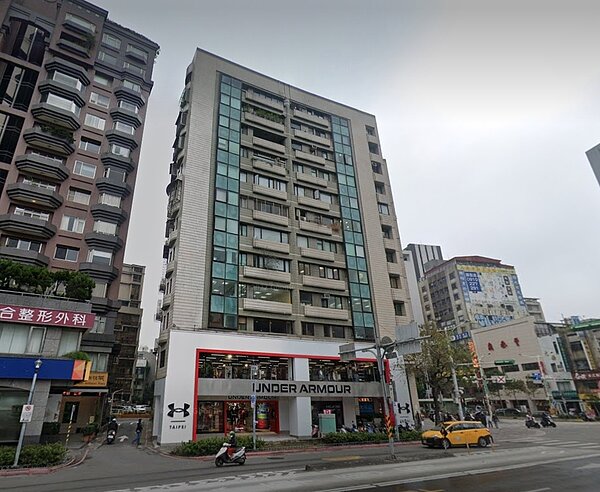 房市熱絡,就連法拍屋的價格也衝高。「台北鄉廈」於2月中旬一拍時,即有民眾以每坪118萬,超出社區行情的價格買下該棟9樓戶法拍屋。圖/截自Google Maps