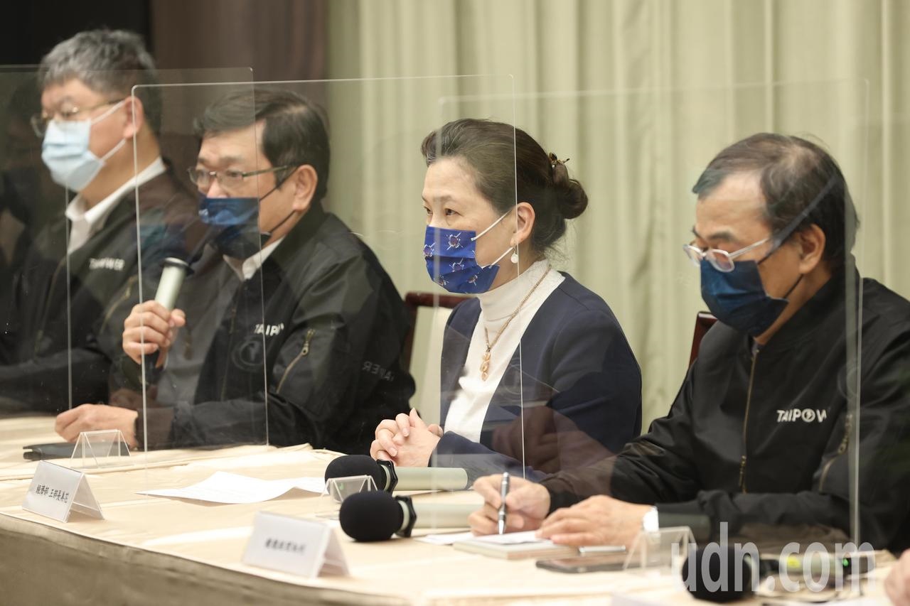 303全台大停電，經濟部長王美花（右二）等人昨晚舉行記者會，向全國民眾致歉。記者林澔一／攝影 