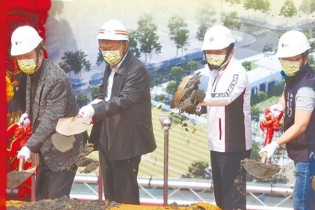 台北市政府與新北市政府3日共同舉辦環狀線北環段CF680C區段標北機廠開工動土典禮，新北市長侯友宜（右二起）、台北市長柯文哲一同持金鏟動土，期許動土順利。（杜宜諳攝）