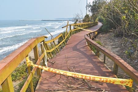 竹南龍鳳漁港至假日之森的濱海木棧道因沙岸崩坍毀壞,縣府已封鎖撥款整修。(謝明俊攝)