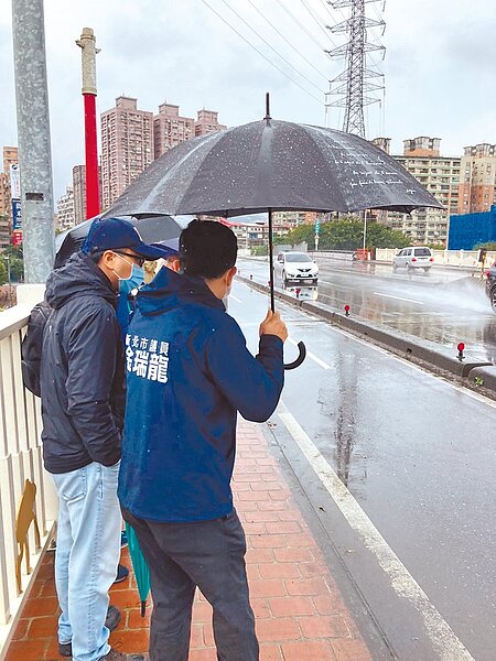 華中橋每逢下雨時常積淹水,新北市議員金瑞龍日前邀集相關單位會勘研議改善方式。(金瑞龍提供/葉書宏新北傳真)