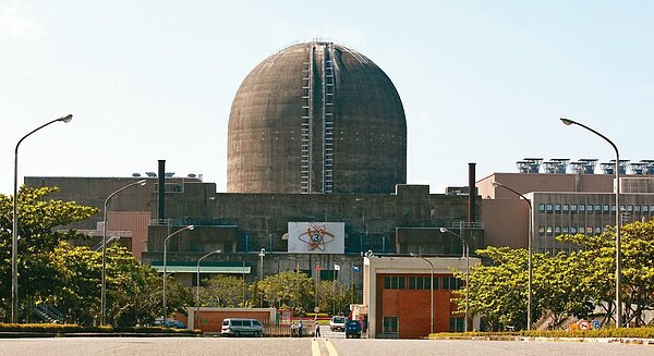 圖為核三廠大門,正面為一號機反應爐圍阻體。圖/聯合報系資料照