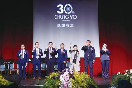 中友百貨總經理劉嘉誠(左三)、董事長劉福壽(中)、執行董事李奇庭、神農農業基金會董事劉家澤、惜福文教基金會董事兼執行長劉佳穎等高層主管,一同舉杯慶祝中友30歲生日快樂!圖∕中友