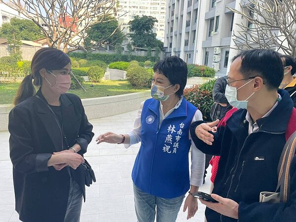 住戶向台南市議員林燕祝陳情住家大樓一些缺失,林允諾後續追蹤處理。圖/林燕祝服務處提供