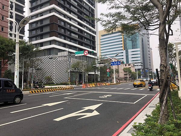 縣民大道雙向車流於該路口則均禁止左轉，以維持縣民大道雙向車流順暢。圖／新北市政府提供