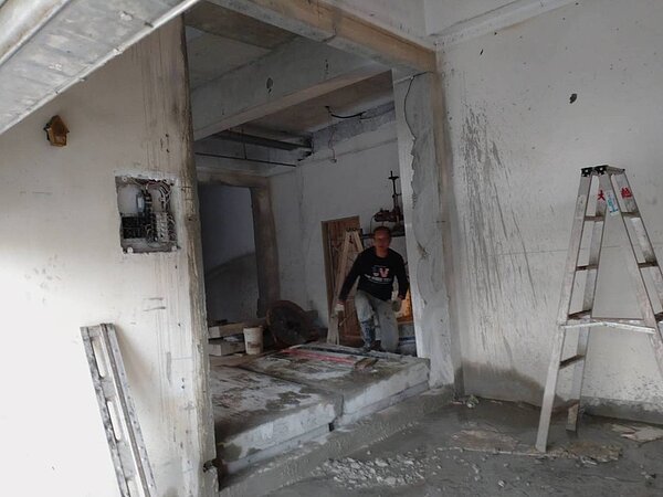 桃園中壢區龍仁路上的老集合式住宅大樓1樓店面，因要開設便利商店，因此將3個連戶店面隔牆打通。圖／徐秋妲提供