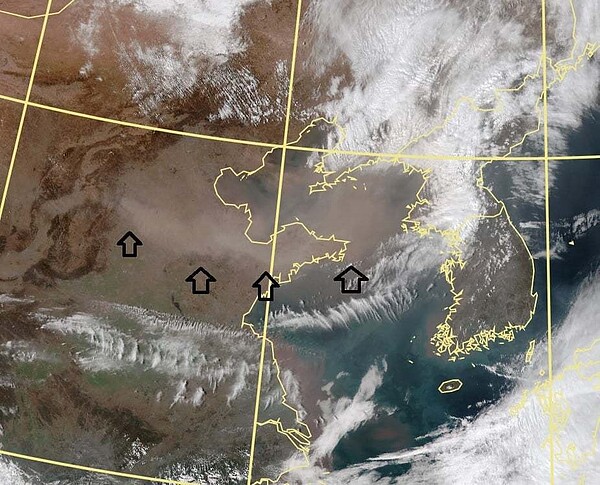 中央氣象局長鄭明典在臉書PO出衛星雲圖，他表示，沙塵暴正在發生中，主要往韓國、日本方向擴散，部分沙塵仍可能往南影響台灣，需要追蹤觀察。圖／取自鄭明典臉書