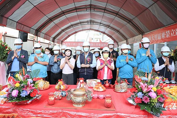台中市今(4)日舉行東榮立體停車場興建工程上梁典禮,包含黃國榮副市長、交通局副局長江俊良、交通部公路總局第二區養護工程處副處長陳貴芳、停管處長盧佳佳、建築師吳嘉栩出席外,立法委員何欣純、市議員林碧秀、林德宇、張滄沂、蘇柏興、李天生,市議員段緯宇服務團隊、大里區長鄭正忠及多位地方里長均到場參加,預祝工程順利完工。圖/台中市停管處提供