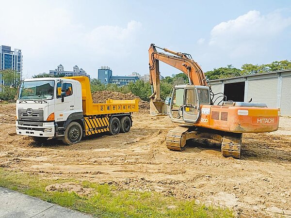 桃園市就業職訓服務處辦理「挖掘機操作專班」,提供30個免費參訓名額。(桃園市勞動局提供/陳夢茹桃園傳真)