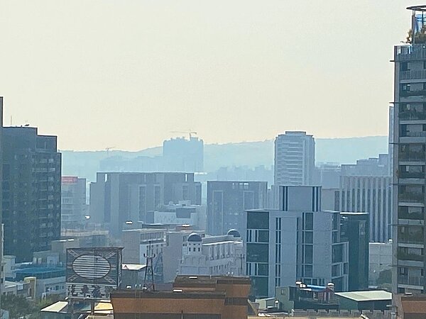 環保署昨天發布中部空品達「紅害」等級,台中市昨天下午空汙嚴重,霧茫茫一片,遠方建築物只看得到輪廓。記者趙容萱/攝影