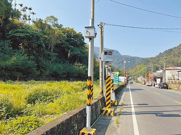 台14線(埔霧公路)是通往清境、合歡山的必經之路,2021年8月南投警方在70.7K處新設固定式測速照相桿,短短7個月就取締超過3000件罰單。(警方提供/吳建輝南投傳真)