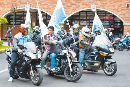 交通部路政司表示,今年3月1日起,開放民眾使用自動排檔大型重型機車訓練及考驗,駕照與汽車一樣分為自排與手排。(本報資料照片)