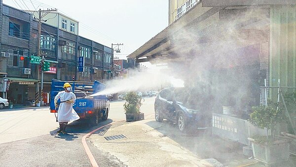 桃園4日新增確診者足跡,環保局派員進行環境消毒。圖/環保局提供
