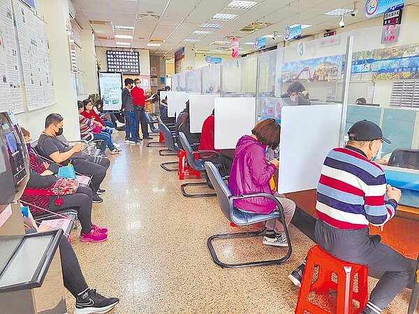 桃園航空城自願優先搬遷3月底前要完成騰空點交，大園區戶政事務所近期也出現變更戶籍的排隊人潮。（大園區戶政事務所提供／陳夢茹桃園傳真）