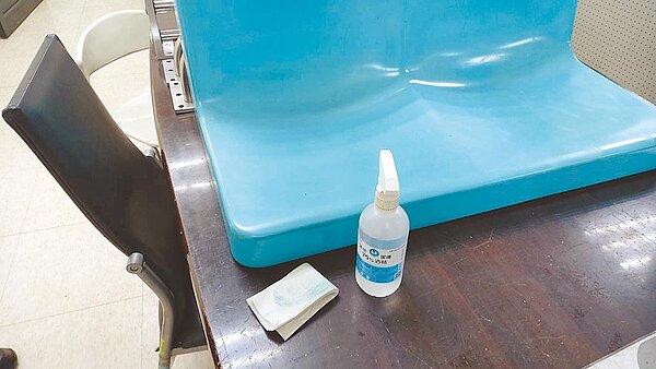 台北捷運公司近期接獲旅客反應,指褲子疑似被捷運座椅油漆沾到,一查之下才發現,被酒精擦拭過的座椅,表面的聚胺脂(PU)塗料竟會因此溶解。圖/北捷提供