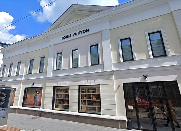 LV、愛馬仕、卡地亞、香奈兒等精品名牌宣布將暫時關閉俄羅斯境內的店面。圖為莫斯科LV／翻攝自Google Maps