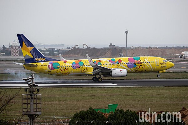 日本低成本航空、以飛行日本國內線為主的天馬航空(Skymark Airlines)皮卡丘彩繪機,5日早9點54分現身桃園國際機場,將在長榮航太進行保養維修。記者季相儒/攝影