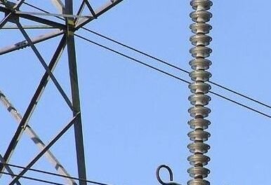 民雄鄉崙子頂1190號附近凌晨台電高壓線路礙子故障,造成停電,停電共3721戶,圖為同類型礙子,非故障礙子。圖/記者魯永明翻攝