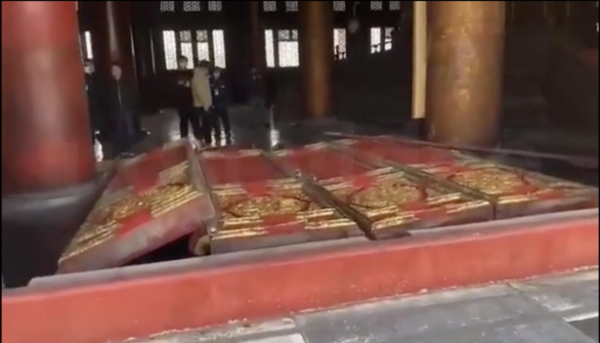 北京故宮太和殿大門傳出4日遭強風吹垮。圖／截自影片