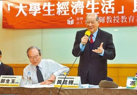 
黃昆輝教授教育基金會5日舉行記者會，針對全台大學生進行「大學生經濟生活調查」網路問卷調查，民調小組召集人郭生玉（左）、基金會董事長黃昆輝（右）等人出席，結果顯示有近8成大學生認為大學畢業生「就業低薪」問題嚴重，超過3成對前途感到悲觀。（陳信翰攝）
