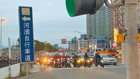 連接新北淡水與北市的台2線,每逢通勤尖峰時段車流壅塞綿延數公里,嚴重影響民眾生活機能。(戴上容攝)