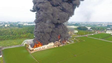 農地工廠大火讓消防人員疲於奔命,依工廠輔導法規定,未登記工廠最遲應於3月19日前申請納管。(本報資料照片∕吳敏菁彰化傳真)