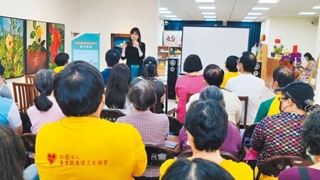 
傳統書店日漸式微，台東三省堂書局改變營運模式，與台東縣康復之友協會合作，5日創立全國第1個結合精神疾病諮詢服務和病友支持中心的書店。（蔡旻妤攝）
