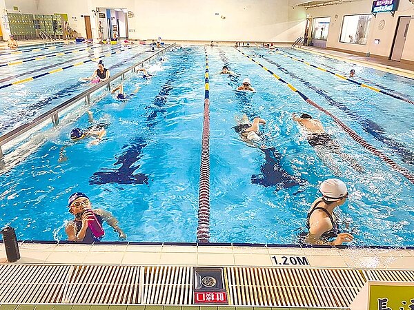台南市明年舉辦全運會,但一直缺乏標準競賽游泳池,有培訓選手的教練抱怨,連找一個訓練選手的標準場地都很難。(讀者提供/程炳璋台南傳真)