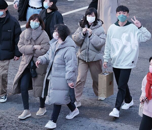 中央氣象局表示,今晚鋒面通過後大陸冷氣團南下,降雨範圍明顯增大,先濕冷再乾冷,最冷時間是下周一晚到下周二清晨。本報資料照片
