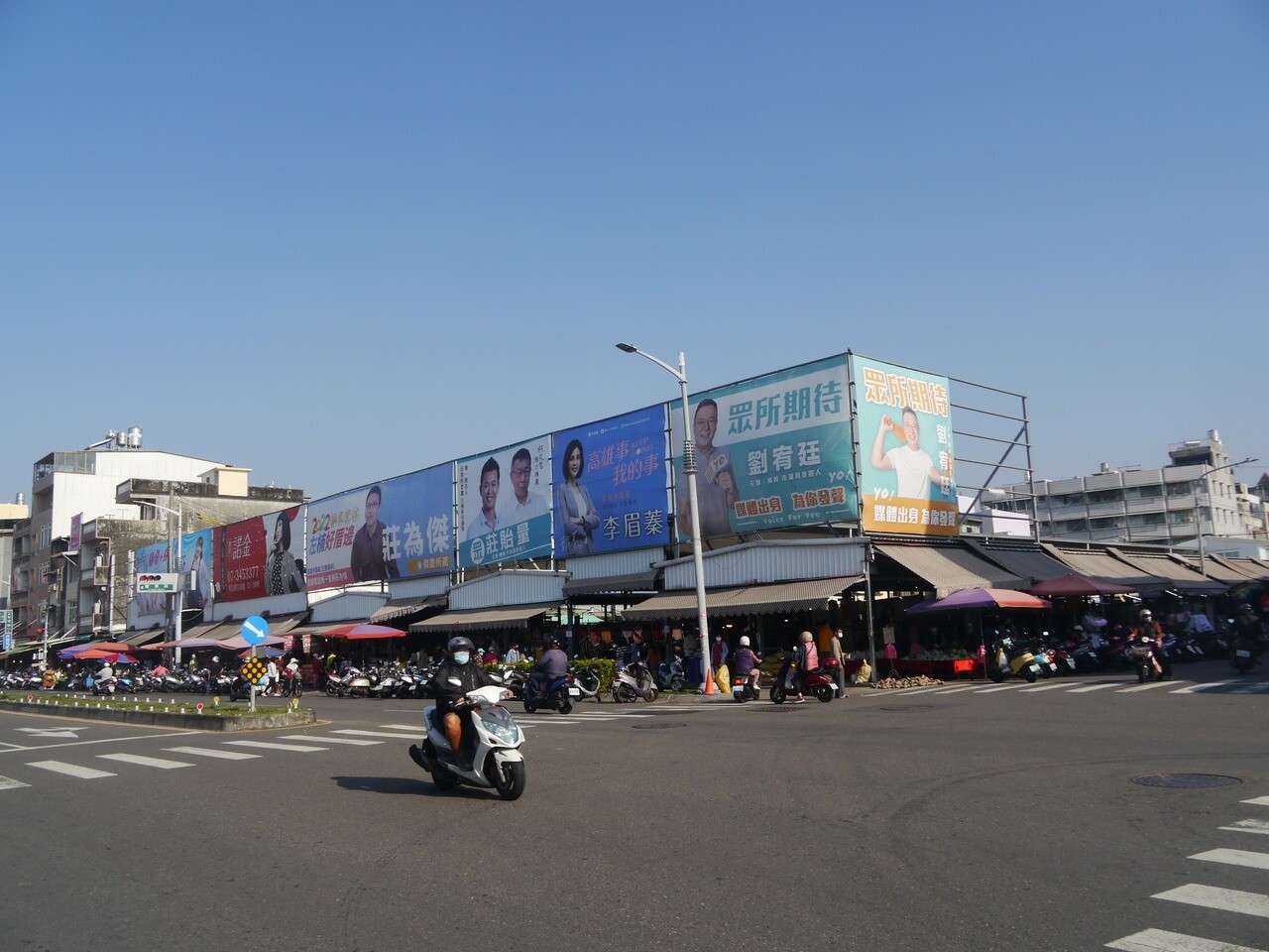高雄左營「哈囉市場」結構老舊、停車不便，改建計畫至今尚未取得共識。記者徐白櫻／攝影 